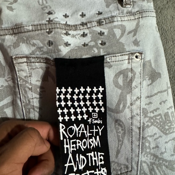 Never worn 🔥
thick material 🥋
slim fit so lower sizes can fit✅ ksubis - Picture 7 of 9